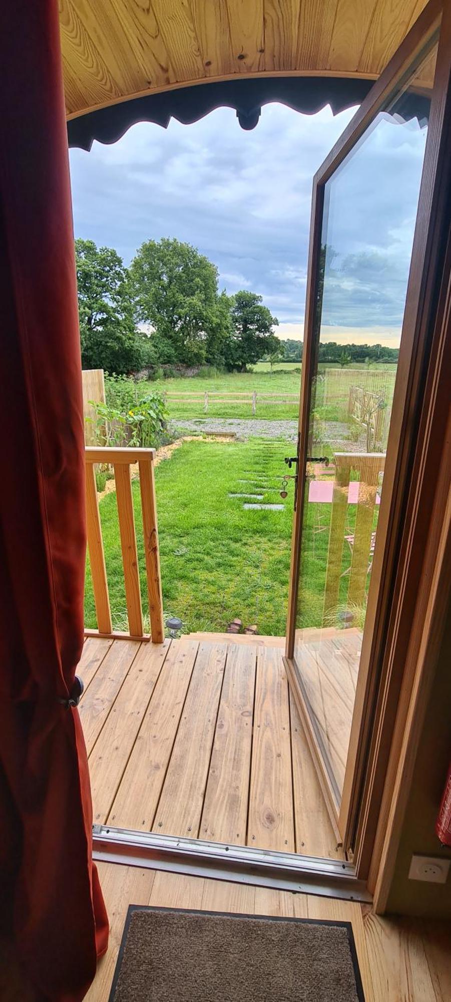 Roulotte A La Ferme Buissonniere Vila La Lande-de-Louge Exterior foto